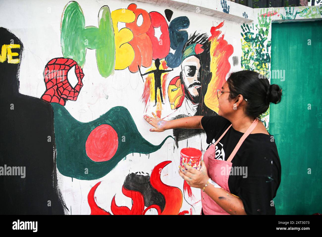 Reaktionen auf den Rücktritt von Scheich Hasina Wajed in Dhaka, Bangladesch Ein Student malt am 13. August 2024 Ein neues Graffiti auf einer Straßenmauer auf dem Campus der Dhaka University in Dhaka, Bangladesch. In einer Ansprache an die Nation kündigte der Chef des Armeestabs General Waker-UZ-Zaman am 5. August 2024 den Rücktritt von Premierminister Scheich Hasina nach wochenlangen Unruhen an. Der Nobelpreisträger Muhammad Yunus wurde am 08. August 2024 als Chef der Interimsregierung Bangladeschs vereidigt, nachdem Scheich Hasina zurückgetreten war und aus dem Land geflohen war, während gewaltsame Proteste gegen das Jobquotensystem der Regierung. Dhaka Dhaka Bezirk Bangladesch Co Stockfoto