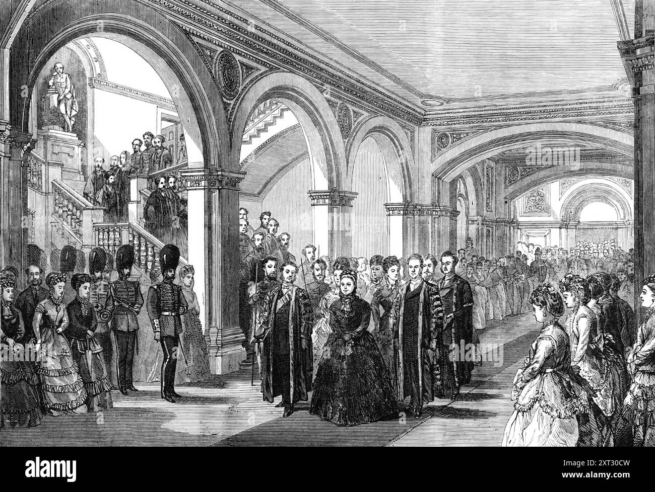 Die Königin durchquert die Lobby des neuen Gebäudes der London University, 1870. Offizielle Eröffnung eines neu erbauten Herrenhauses in Burlington-Gardens... Ihre Majestät wurde am Haupteingang des Gebäudes vom Kanzler Lord Granville empfangen; vom Vizekanzler Mr. Grote; dem Mitglied der Universität, Mr. Lowe; dem Vorsitzenden der Konvokation, Dr. Storrar; und der Senat... die Königin... trug tiefe Trauer, mit einigen weißen Ornamenten in ihrer Haube...[in ihrer Rede sagte sie:] es ist mir eine große Freude, das schöne und geräumige Gebäude zu öffnen, das von der Freiheit der Stadt geschaffen wurde Stockfoto