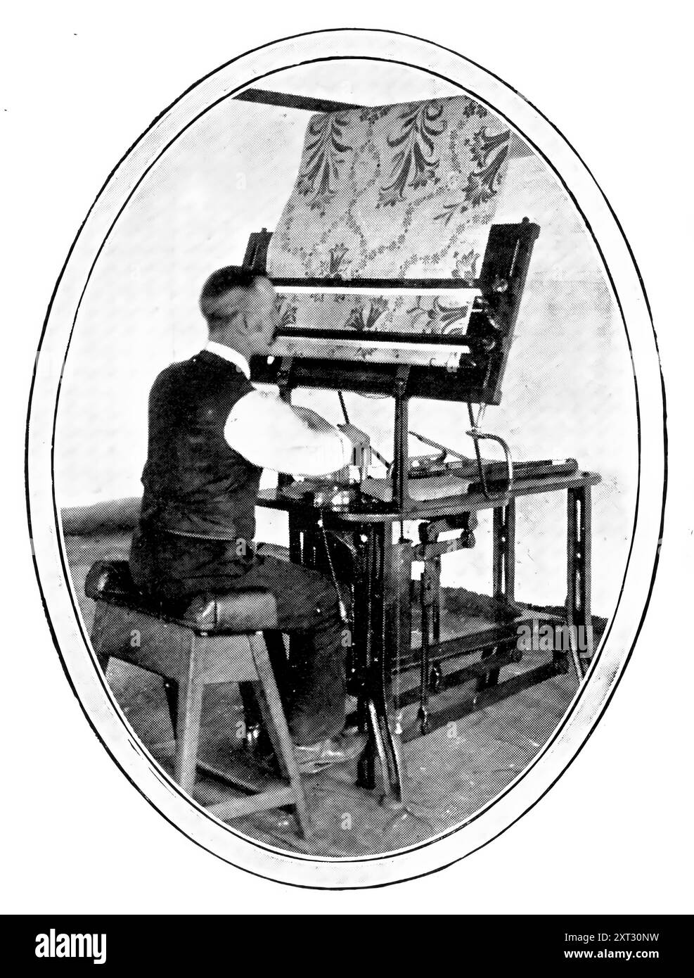 Ein Vorwort zum Weben von Figurenwaren: Übertragung eines Entwurfs auf Jacquard-Karten, 1909. Barlow und Jones aus Manchester waren eine der ältesten Unternehmen der Baumwollindustrie, die sich ausschließlich auf die Herstellung von Baumwollwaren und Baumwollwaren beschränkte und sich eine herausragende Position etablierte und einen Handel aufbaute. die sich über die ganze Welt erstrecken... als Spezialisten für Baumwolle ragen die festen Websteppdecken von kompliziertem Design auf Jacquard mit ihren Kartenbataillonen durch die Löcher, in die jeder der Tausenden von Fäden gezeichnet und zu einem marschiert wird Stockfoto