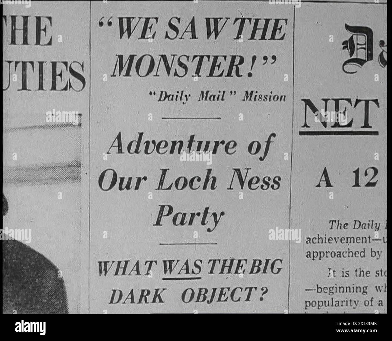 Die Zeitung schrieb: „WE Saw the Monster – Daily Mail Mission – Adventure of Our Loch Ness Party – What Was the Big Dark Object?“, 1933. "Etwas hatte seinen hässlichen Kopf aufgerichtet". Das Loch Ness Monster, liebevoll bekannt als Nessie, ist eine mythische Kreatur in der schottischen Folklore, die Loch Ness in den schottischen Highlands bewohnen soll. Aus „Time to Remember – The Time of the Monster“, 1933 (Reel 4); ein Dokumentarfilm über die Ereignisse von 1933, Rise of Roosevelt und Hitler. Stockfoto