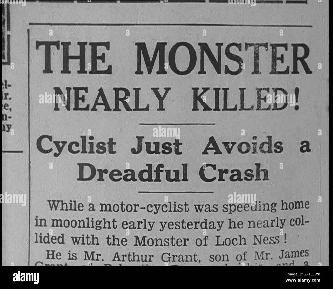 Zeitung mit Schlagzeile: "Das Monster hat fast getötet! - Radfahrer vermeidet einen schrecklichen Unfall, 1933. "Etwas hatte seinen hässlichen Kopf aufgerichtet". Das Loch Ness Monster, liebevoll bekannt als Nessie, ist eine mythische Kreatur in der schottischen Folklore, die Loch Ness in den schottischen Highlands bewohnen soll. Aus „Time to Remember – The Time of the Monster“, 1933 (Reel 4); ein Dokumentarfilm über die Ereignisse von 1933, Rise of Roosevelt und Hitler. Stockfoto