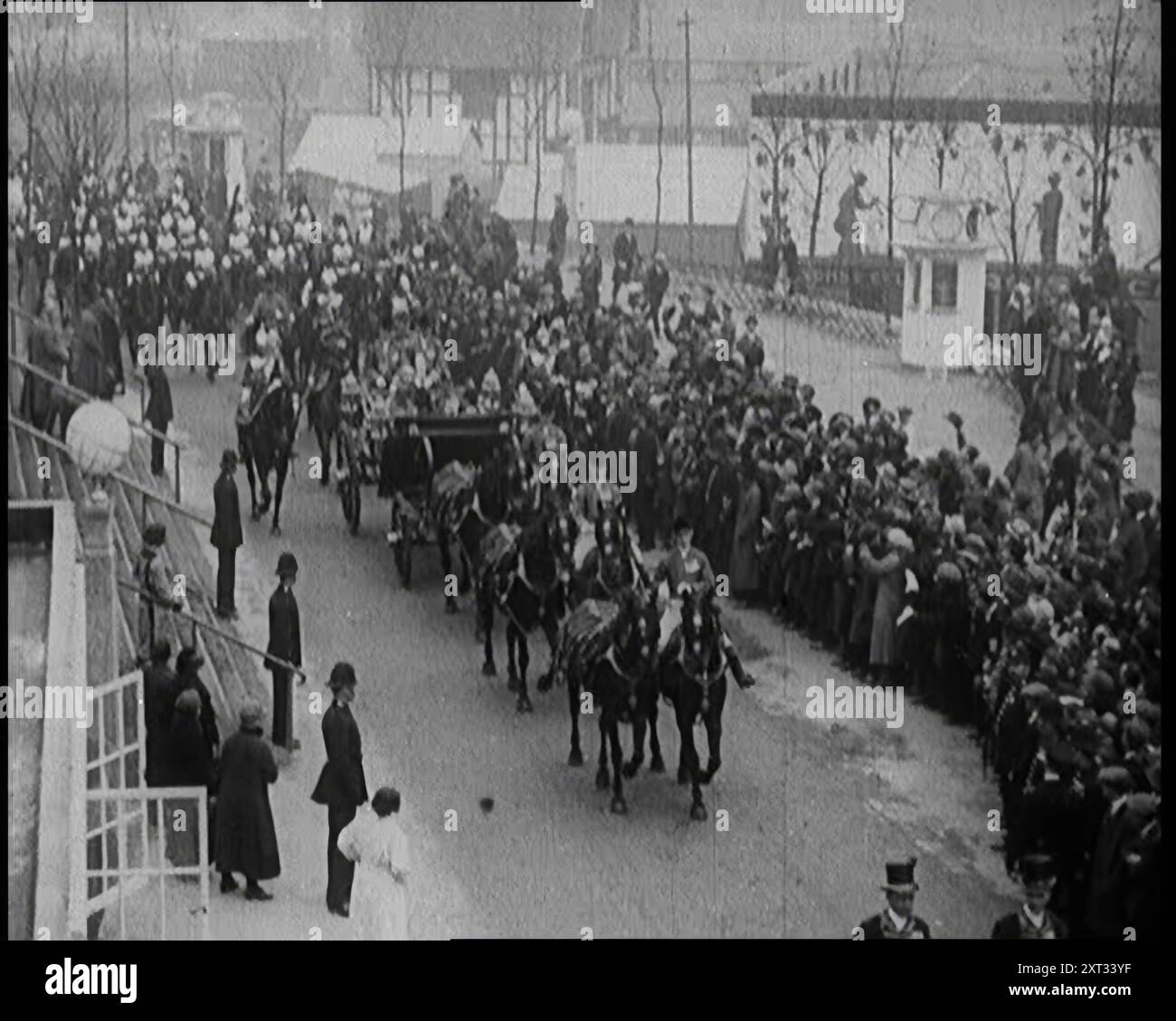 Die Menschenmassen stehen bereit und jubeln, während König George V. und Königin Mary von Großbritannien in einer Kutsche zur Wembley-Ausstellung fahren. Die Berittenen Wachen Folgen Dem Wagen, 1924. Aus "Time to Remember - A Trip to Europe", 1924 (Rolle 2); ein Blick auf das politische und soziale Leben in Europa und darüber hinaus im Jahr 1924. Stockfoto