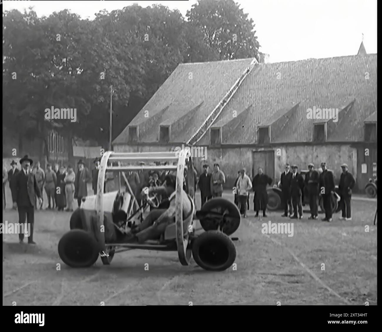 Ein Crashable Car mit einem kreisförmigen Rahmen, der es ermöglicht, vor einer großen Menschenmenge zu testen, 1926. Aus „Time to Remember 1926 – Short Sharp Shower“ (Reel 2); Dokumentarfilm über 1926 – General Strike, internationale Politik, Tanz, Wetter und rekordbrechende Meisterleistungen. Stockfoto