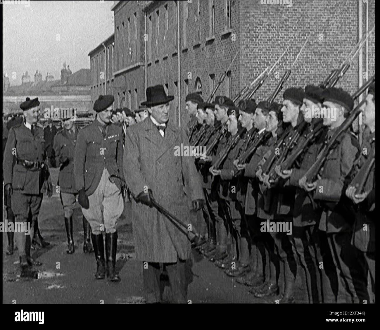 Ein britischer Mann, der Linien irischer Hilfssoldaten inspiziert, 1921. Aus "Time to Remember - The Time When Little Happened", 1921 (Reel 2); Ereignisse von 1921 - Irish treaty, Mad Stunts and Newspapers at Work. Stockfoto