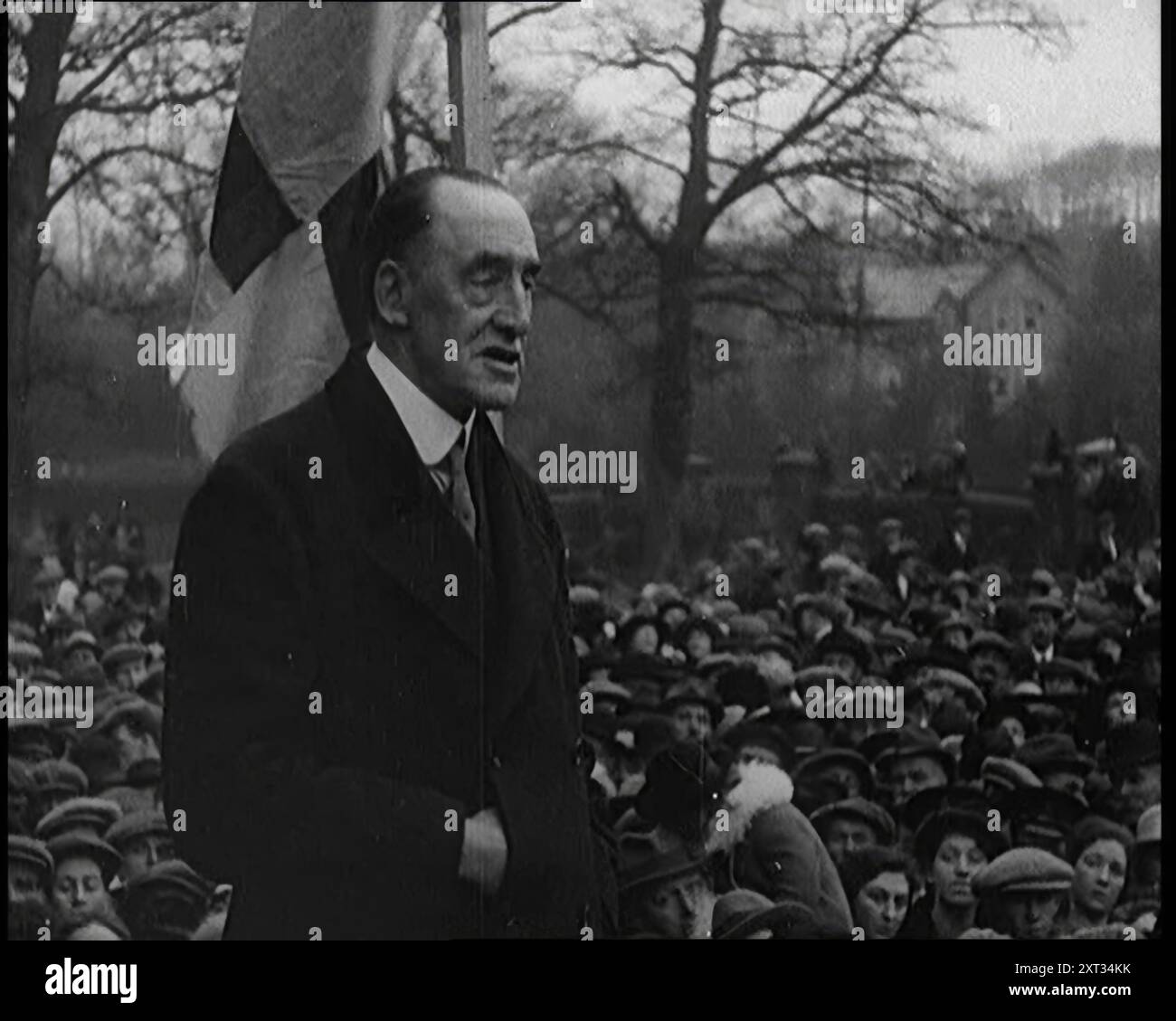 Edward Carson, Baron Carson, ein irischer unionistischer Politiker, der vor einer Menschenmenge spricht, 1921. Aus "Time to Remember - The Time When Little Happened", 1921 (Reel 2); Ereignisse von 1921 - Irish treaty, Mad Stunts and Newspapers at Work. Stockfoto