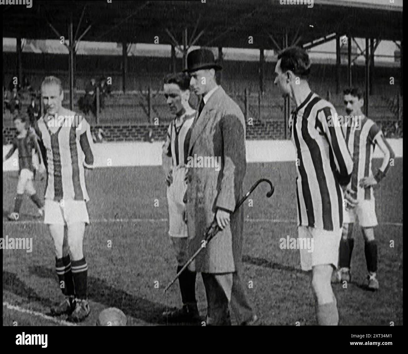 Prinz Albert, Duke of York, startet ein Fußballspiel in West Ham, 1922. The Future King George VI. Aus „Time to Remember – Sitting still and going Slow“, 1922 (Walze 1); Überblick über die Ereignisse im Jahr 1922 einschließlich irischer Probleme, Krieg zwischen Griechenland und der Türkei und Entwicklungen in der Luftfahrt und im Radio. Stockfoto