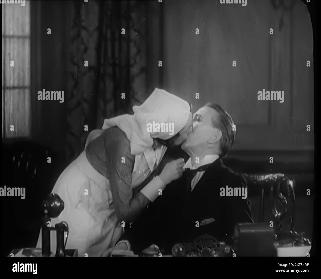 Die Schauspieler Sir Gerald du Maurier und Benita Hulme spielen in einem Stück. Sie Küssen, 1931. „Eine neue Ära – eine Ära des Fortschritts, des Lichtes, der Begeisterung und des Showgeschäfts, das in neue Höhen steigt. Wenn man sein Geld bezahlt, schien die Unterhaltung jeden Cent Wert zu sein, ob man sich für die Verkaufsstände kleidet oder über die Galeriebühne hängt...volle Rechnungen mit viel Talent...inmitten der stromlinienförmigen, immer noch die Sicherheit und Kompetenz der alten Schule. Sir Gerald DuMaurier, in einer Szene mit der zukünftigen Mrs. Ronald Coleman, Benita Hume. DuMaurier: "Du bist nur ein verdammter kleiner Narr. Stockfoto