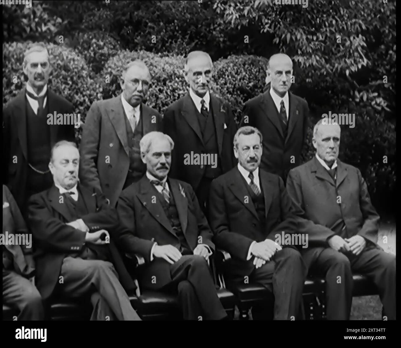 Mitglieder der neuen Regierung posieren für Fotos im Garten der 10 Downing Street London. Zu ihnen gehören Ramsay MacDonald, Stanley Baldwin, Philip Snowden, Sir Herbert Samuel und Neville Chamberlain, 1931. "In der Downing Street und anderen politischen Kreisen forderte Unruhe eine Forderung nach konzertiertem Handeln. Die sozialistische Verwaltung fiel, gefolgt von einem ministerium aller Talente - einer Koalition. Sie nannten es eine nationale Regierung, obwohl es darum ging, ob sie nationaler sei als jede andere." Aus „Time to Remember – A New Ära“, 1931 (Rolle 1) Stockfoto