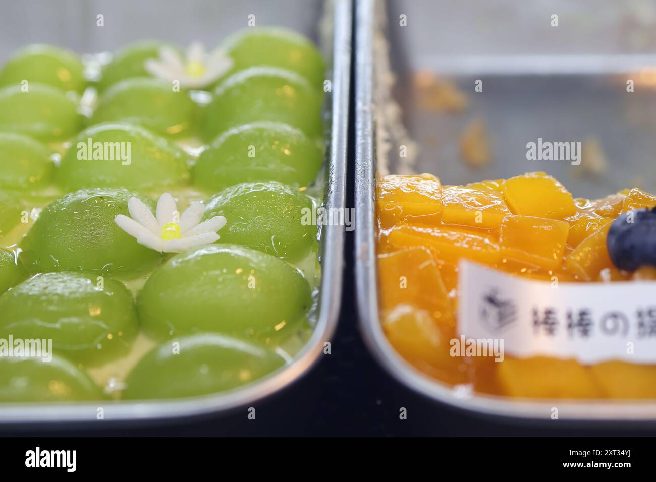 Asiatische Street Food-Gerichte auf einem chinesischen Nachtmarkt Stockfoto