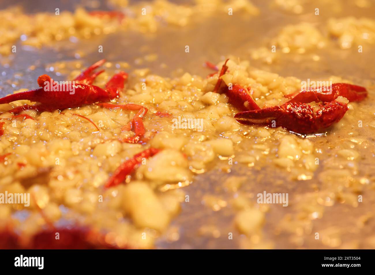 Asiatische Street Food-Gerichte auf einem chinesischen Nachtmarkt Stockfoto