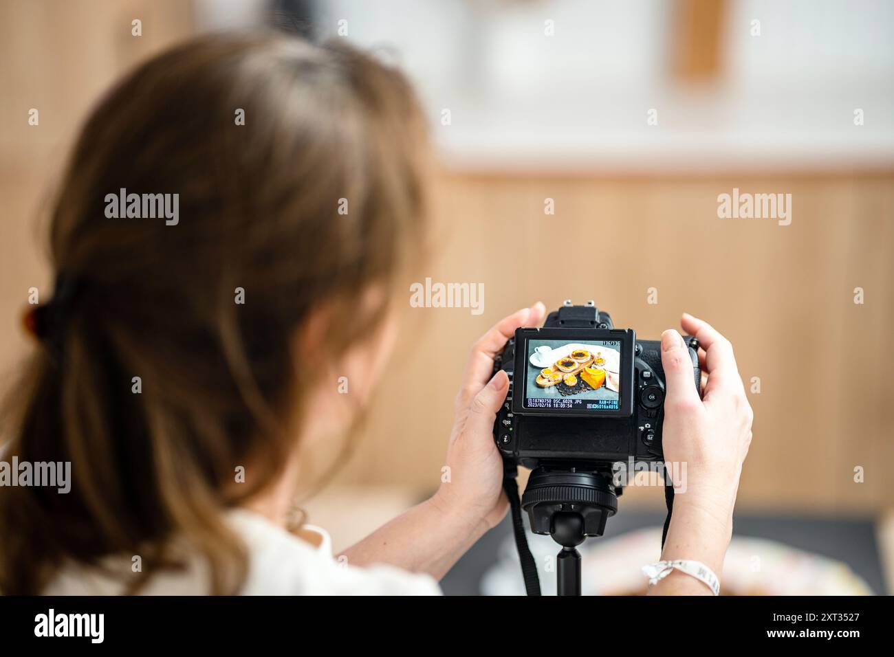 Eine Fotografin fotografiert traditionelle portugiesische Süßigkeiten - köstliches Pastel de Nata, Portugal Stockfoto