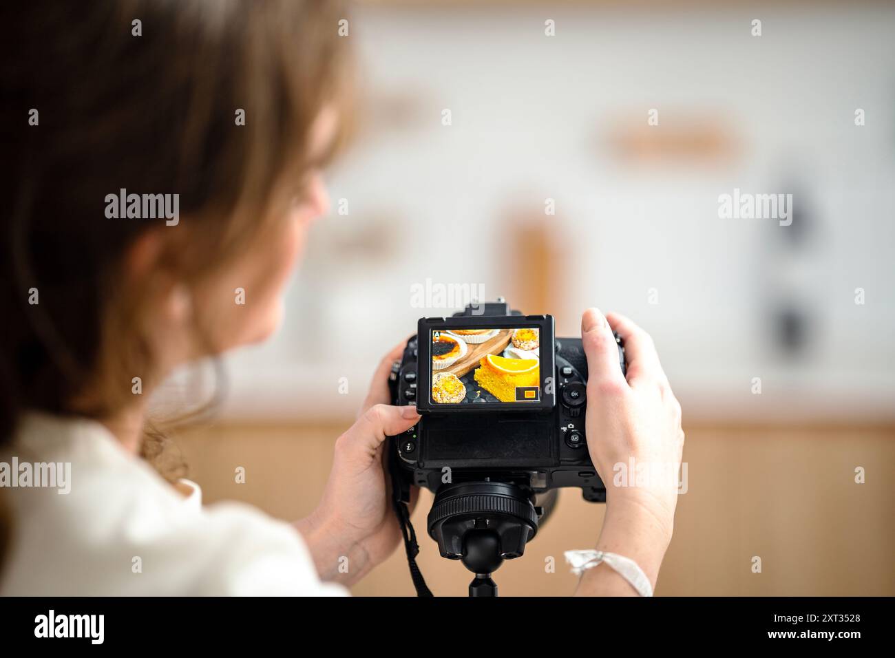 Eine Fotografin fotografiert traditionelle portugiesische Süßigkeiten - köstliches Pastel de Nata, Portugal Stockfoto