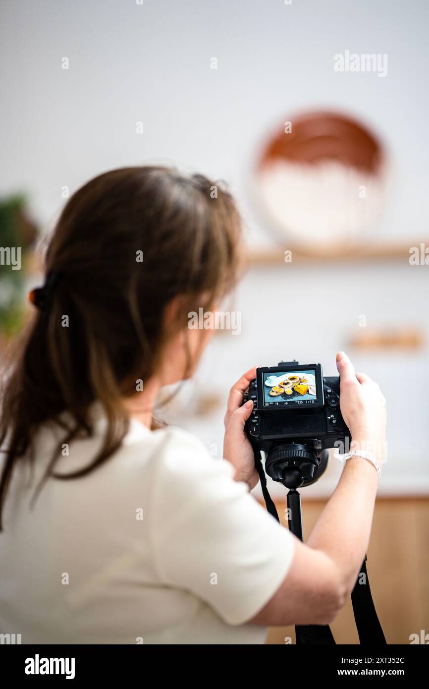 Eine Fotografin fotografiert traditionelle portugiesische Süßigkeiten - köstliches Pastel de Nata, Portugal Stockfoto