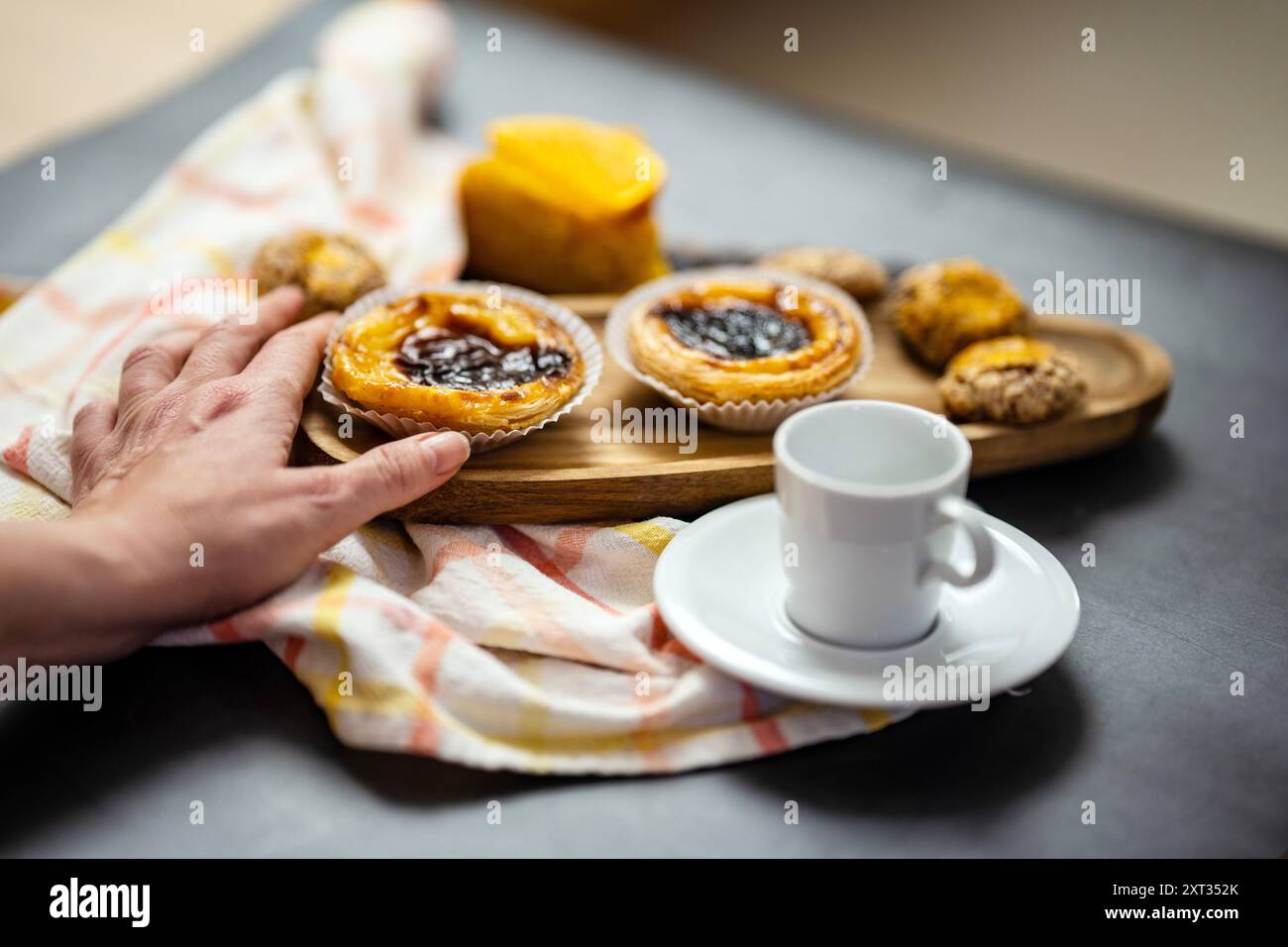 Traditionelle portugiesische Süßigkeiten mit Schwerpunkt auf dem berühmten Pastel de Nata, Faro, Portugal Stockfoto