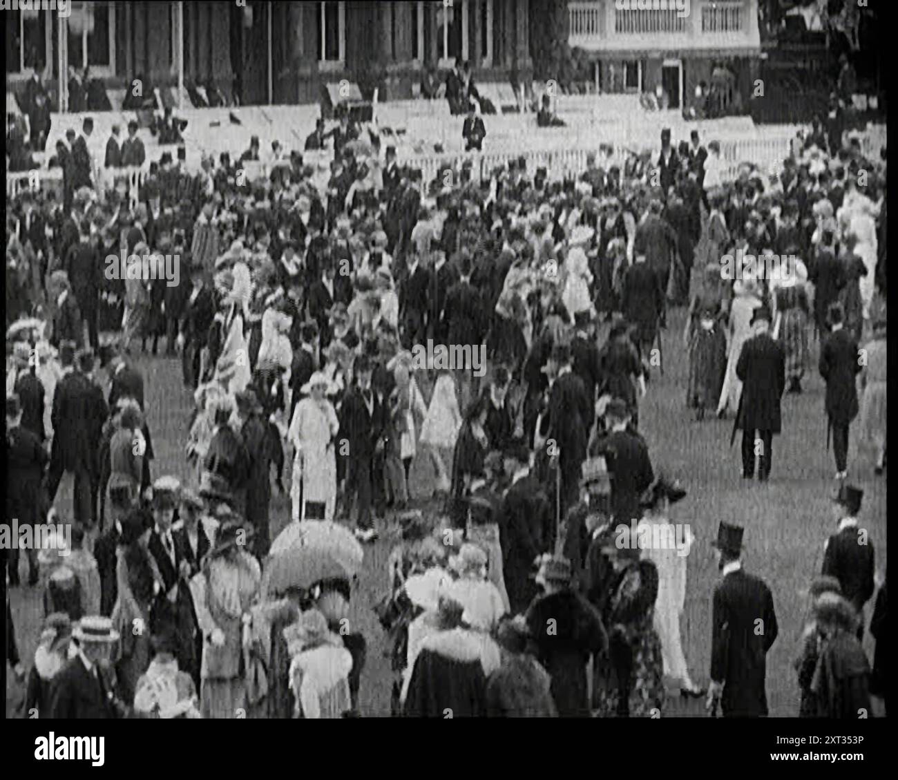 Auf dem Ascot Race Course mit den neuesten Moden, 1922. "Irland war auf der anderen Seite des Meeres und weit weg von den gesellschaftlichen Versammlungen Großbritanniens, und obwohl die Abspaltung Irlands ein Riss - der kleinste Riss - im britischen Empire war, hätte man es in dieser Saison in London nicht bemerkt." Aus "Time to Remember - Sitting still and going Slow", 1922 (Rolle 1); Überblick über die Ereignisse im Jahr 1922 einschließlich irischer Probleme, Krieg zwischen Griechenland und der Türkei und Entwicklungen in der Luftfahrt und im Radio. Stockfoto