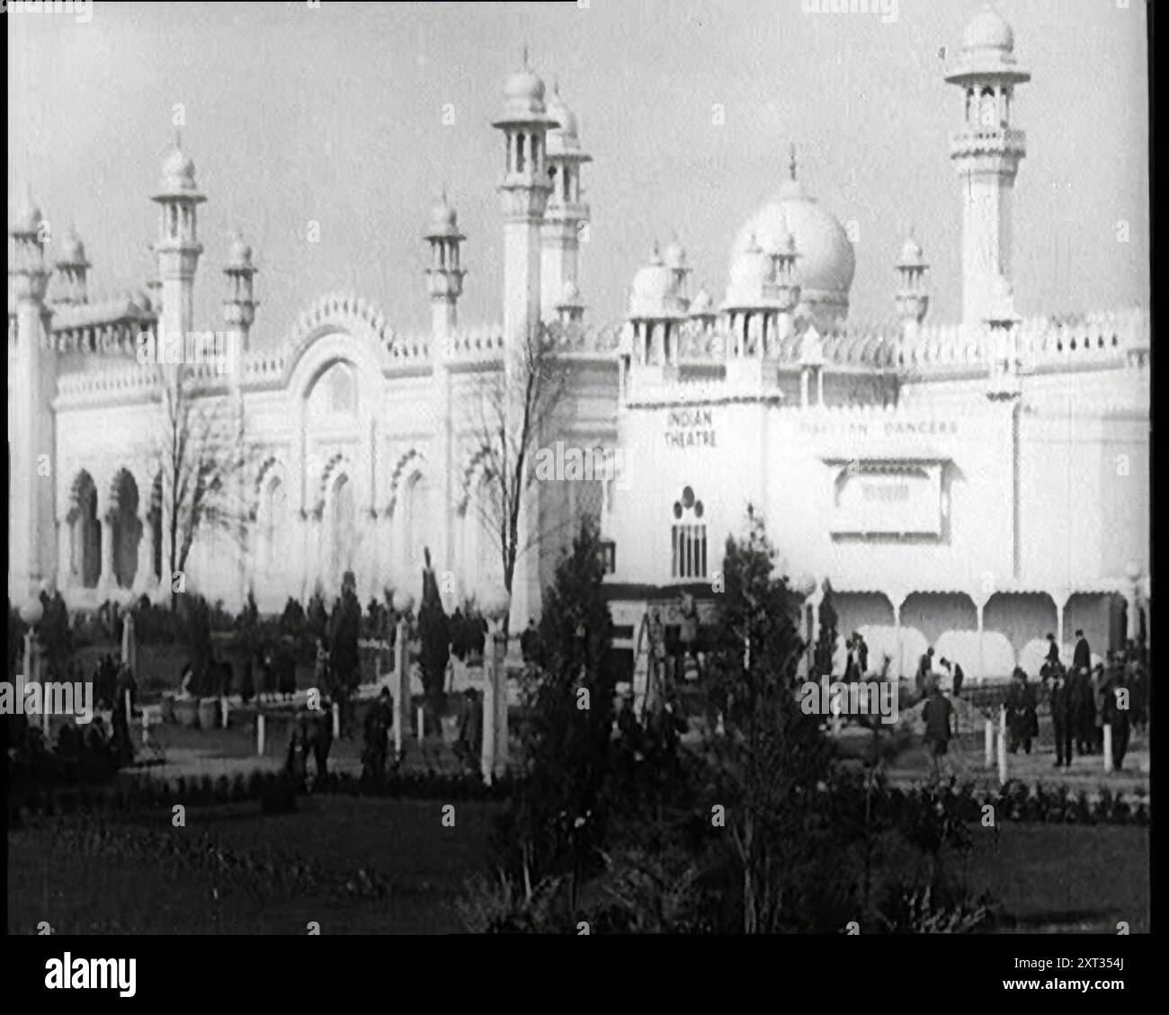 Indian Theatre auf der British Empire Exhibition, 1920er Jahre "...die britische Empire-Ausstellung in London 1924 - dies war die große Demonstration der Einheit und der Ressourcen, die zur Förderung der Solidarität des Imperiums und zur Förderung des Handels genutzt wurden." Aus „Time to Remember – Come the Dawn“, 1925 (Reel 3); werfen Sie einen Blick auf die britische Filmindustrie der 1920er Jahre – Clips aus großen Stummfilmen und Wochenschauen. Stockfoto