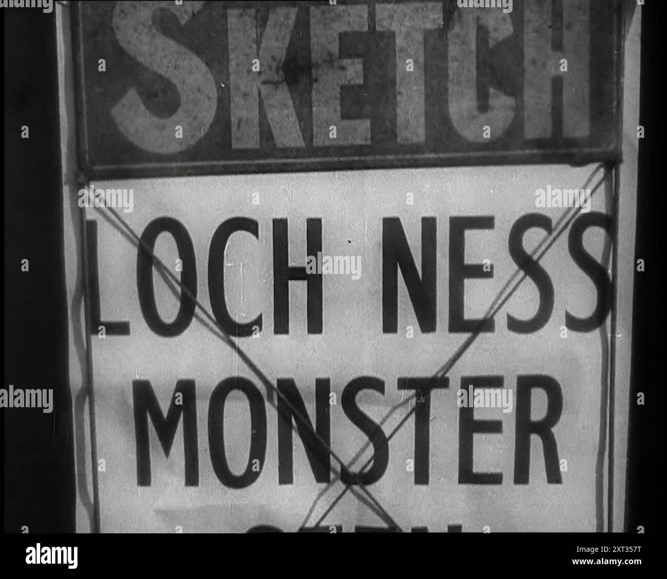 Zeitung Mit Der Überschrift: 'Loch Ness Monster', 1933. "Etwas hatte seinen hässlichen Kopf aufgerichtet". Das Loch Ness Monster, liebevoll bekannt als Nessie, ist eine mythische Kreatur in der schottischen Folklore, die Loch Ness in den schottischen Highlands bewohnen soll. Aus „Time to Remember – The Time of the Monster“, 1933 (Reel 4); ein Dokumentarfilm über die Ereignisse von 1933, Rise of Roosevelt und Hitler. Stockfoto