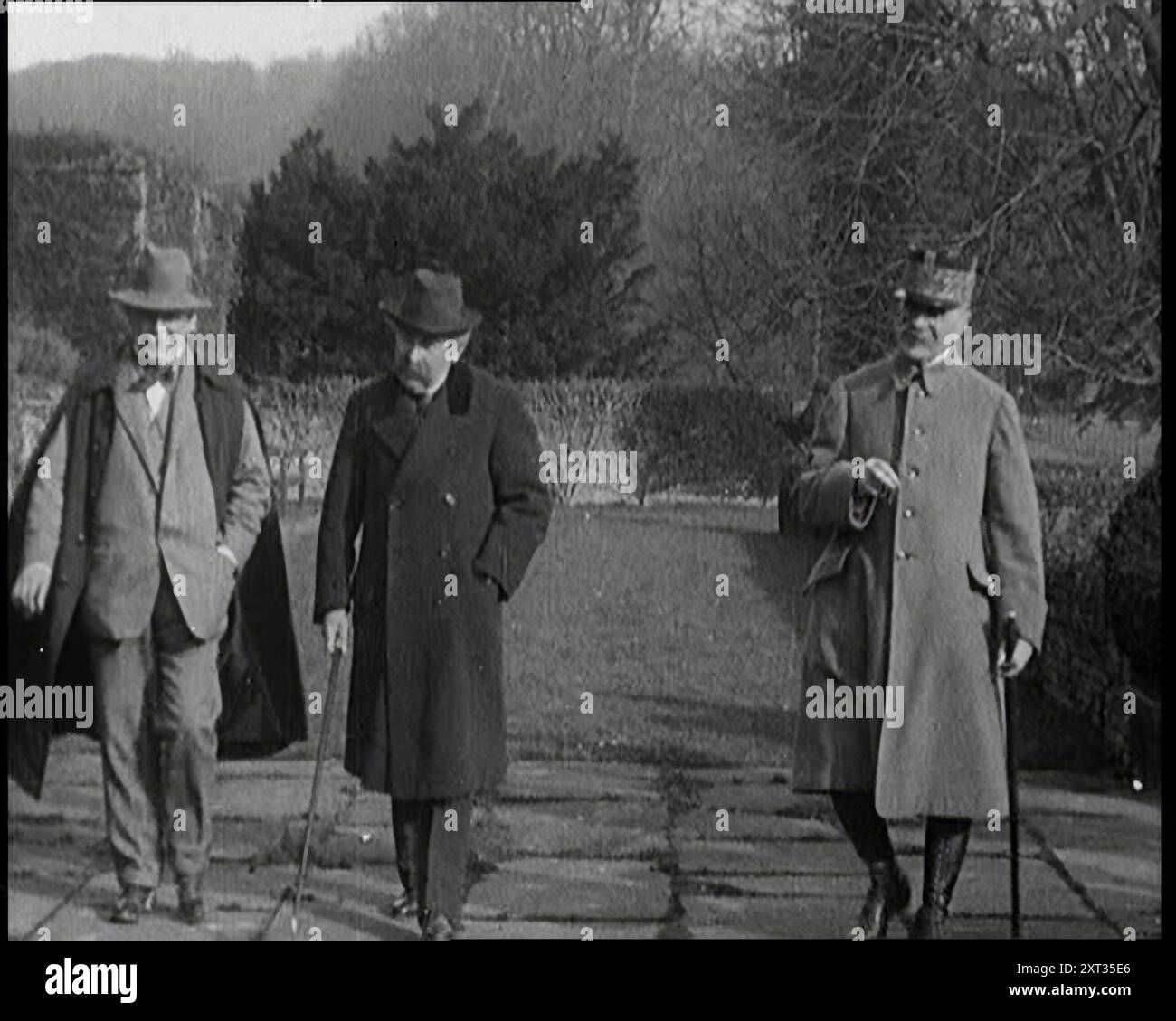 Der britische Premierminister David Lloyd George, der französische Premierminister Aristide Briand und der Marschall Ferdinand Foch gehen zusammen, 1921. Aus "Time to Remember - The Time When Little Happened", 1921 (Reel 1); Ereignisse von 1921 - Irish treaty, Mad Stunts and Newspapers at Work. Stockfoto