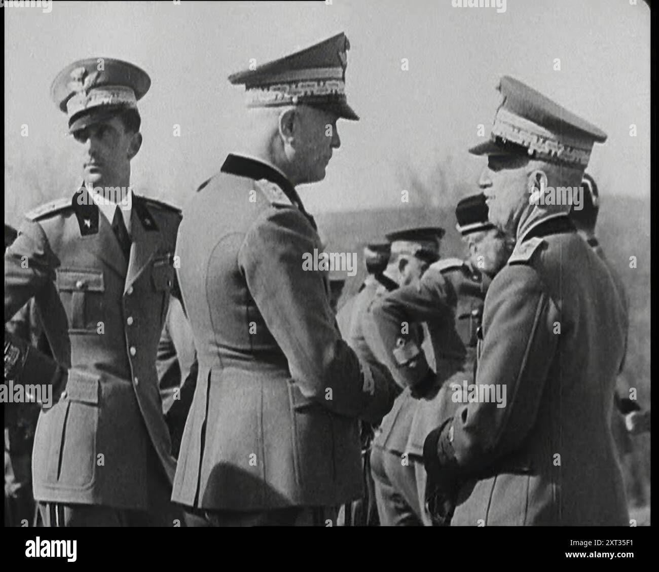 Victor Emmanuel III., König von Italien, der mit Männern in Uniform spricht, 1930er Aus „Time to Remember – the Powers that WHO WE“, 1930er Jahre (Walze 1); ein Dokumentarfilm über verschiedene wichtige Figuren der 1930er Jahre Stockfoto