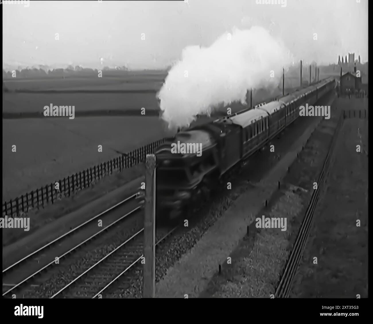 Moving Steam Train, 1931. Sie sprach per Funk mit einem Flugzeug. Zugegebenermaßen keine regelmäßige Angelegenheit. Nur ein weiteres Experiment. Aus „Time to Remember – A New Era“, 1931 (Reel 3); Dokumentarfilm über die Welt in den frühen 1930er Jahren Stockfoto