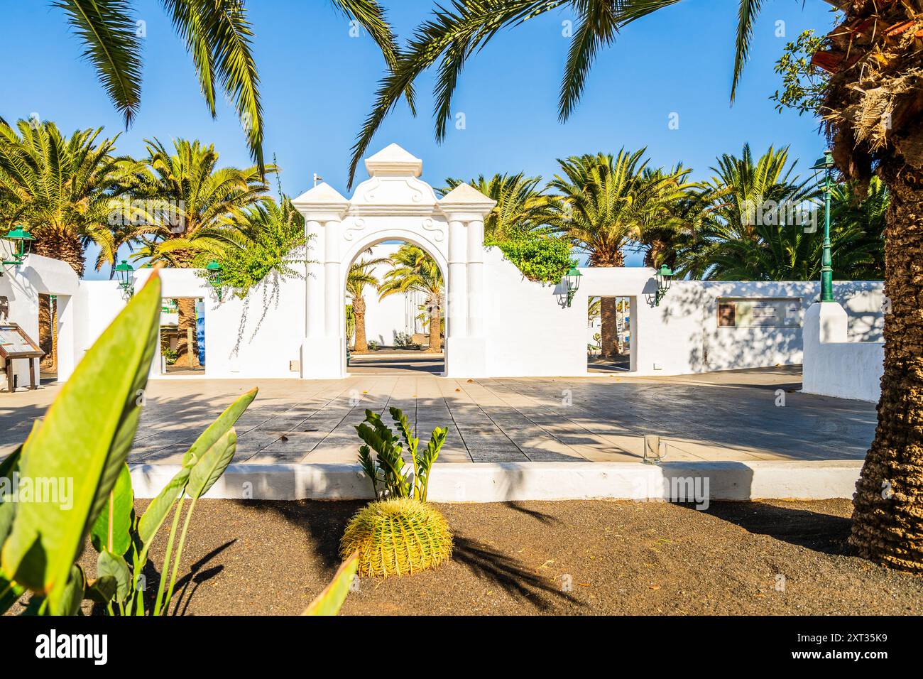 Malerische weiß getünchte Architektur mit grünen Elementen in Costa Teguise, Lanzarote, Kanarischen Inseln, Spanien Stockfoto