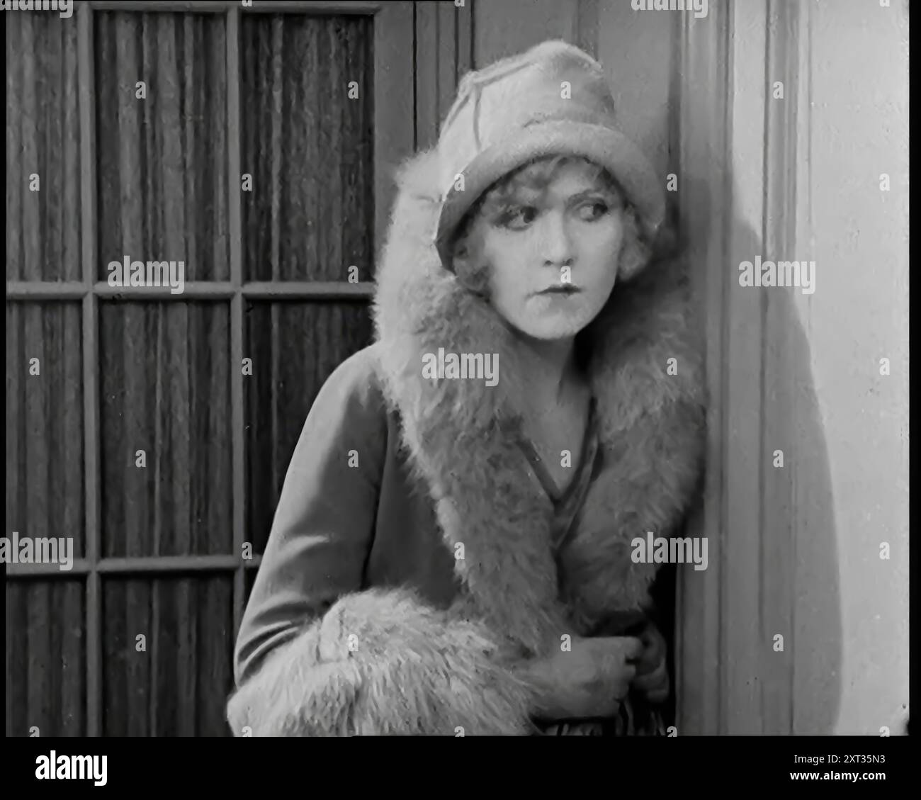 Szene aus dem Film 'Champagne': Nahaufnahme des Schauspielers Betty Balfour, 1920er Jahre "Die durchschnittliche englische Rose, die Leinwandvariante, war eine Art Tomboy, tatsächlich genau wie Betty Balfour, warmherzig, und in der Lage, lebhafte Emotionen auszudrücken... ohne dass durch das Bullauge entkommen kann, erkennt sie, dass sie sich in einer Situation befindet, die selbst sie vielleicht nicht bewältigen kann - ja, ein ziemlich kniffliges Dilemma. Aber natürlich kommt sie irgendwie raus. Aus „Time to Remember – Come the Dawn“, 1925 (Reel 3); werfen Sie einen Blick auf die britische Filmindustrie der 1920er Jahre – Clips aus großen Stummfilmen und Wochenschauen. Stockfoto