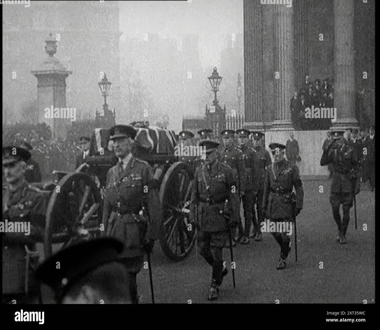 Trauerprozession für den unbekannten Krieger am Tag des Waffenstillstands. Der Sarg ist in eine Union Flag gewickelt und auf einem Gun Carriage gezogen, flankiert von Soldaten, 1920. "...ergreifend daran zu erinnern... wer er war, niemand wusste, das war die Idee... am Tag des Waffenstillstands in London marschierte der große mit dem Waffenwagen, mit dem armen zerschmetterten Körper, zufällig ausgewählt, unerkannt, vielleicht nicht wiederzuerkennen." Aus "Time to Remember - the Plunge into Peace", 1920 (Reel 1); Ereignisse von 1920 - Hochzeiten, Frauenrechte, industrielle Unruhen und Probleme in Irland Stockfoto