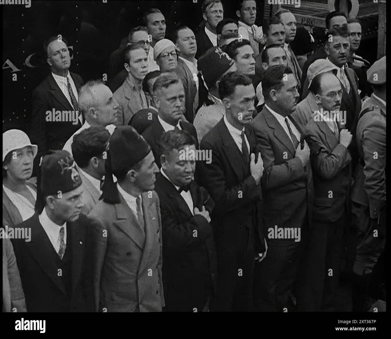 Trauer bei der Beerdigung von Anton Cermak, dem Bürgermeister von Chicago, 1933. USA. Als der designierte Präsident Miami, Florida, besuchte, schoss jemand auf ihn. Der Täter wurde wegmarschiert, aber obwohl er sein Ziel verfehlt hatte, hatte er ein Ziel gefunden. Miamis Bürgermeister Cermak. Anstelle von Franklin Roosevelt verlor Bürgermeister Cermak sein Leben. Es wird berichtet, dass vor seinem Tod eines der letzten Dinge, die er sagte, war: "Ich bin froh, dass ich es war". Cermak's war die prächtigste Beerdigungsprozession in der Geschichte Chicagos, fast 150.000 nahmen an seiner Beerdigung Teil. Von „Zeit Bis Stockfoto