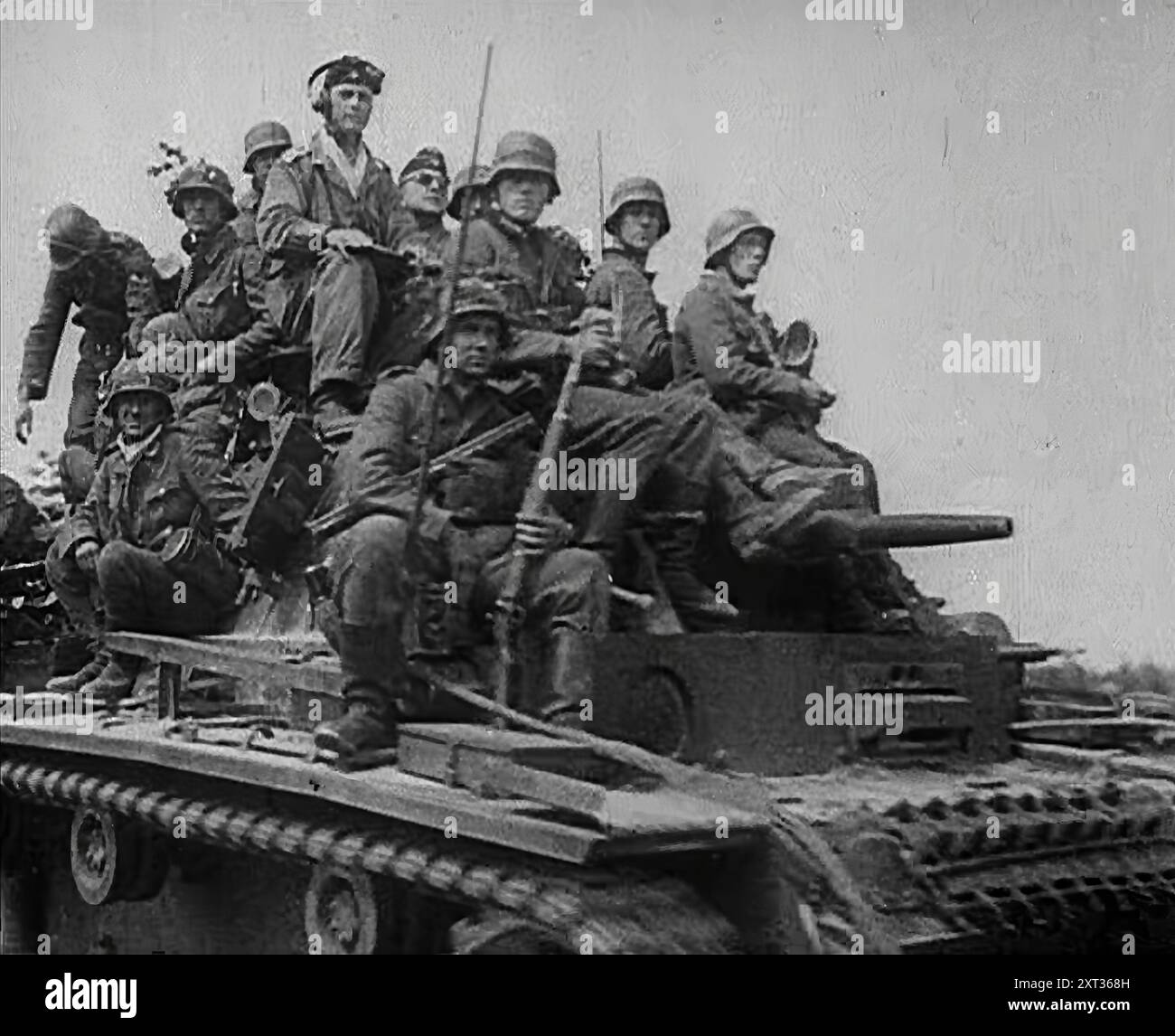 Deutsche Soldaten, Die Panzer Reiten, 1941. Zweiter Weltkrieg. Operation Barbarossa war die Invasion der Sowjetunion durch Nazi-Deutschland. "...mehr als hundert Divisionen warteten an der Grenze des geteilten Polens, bereit, sich auf Befehl des Führers zu stürzen... die 24 Divisionen, die zur Eroberung Griechenlands und Jugoslawiens umgelenkt wurden, zogen zurück, um ihre richtigen Stationen für den Angriff auf Russia...in in seiner ganzen Geschichte einzunehmen. die Welt hatte nie einen solchen Angriff erlebt... in ein paar Stunden hatte Stalin den besseren Teil seiner Frontlinie verloren. Dann vom Finnischen Golf nach Rumänien, von der Ostsee bis zum BL Stockfoto