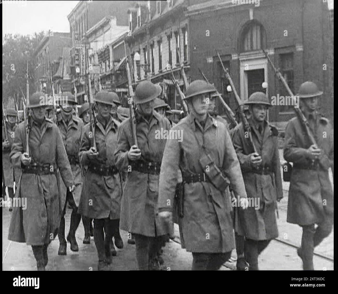 Truppen der US-Armee mit Waffen marschieren, 1932. „Angesichts solcher Sturheit [ziviler Unruhen] ergreifen die Machthaber manchmal stärkere Maßnahmen, als in einer Demokratie gesund sind, aber die Zeiten sind so, dass auch die Machthaber ängstlich werden und Revolution in jeder Bewegung sehen, die sie für verfassungswidrig halten. Truppen und Waffen. Nur eine Kraftentfaltung, so fühlen sie, kann den Eifer der Hitzköpfe kühlen, die immer die Wurzel dieser industriellen Störungen sind. Aber wenn es um die Prüfung geht, dann haben sie sich oft als irrtümlich erwiesen. Aus „Time to Remember – Around the Corner“, 1932 (Rolle 2); Tagebuch von Eve Stockfoto