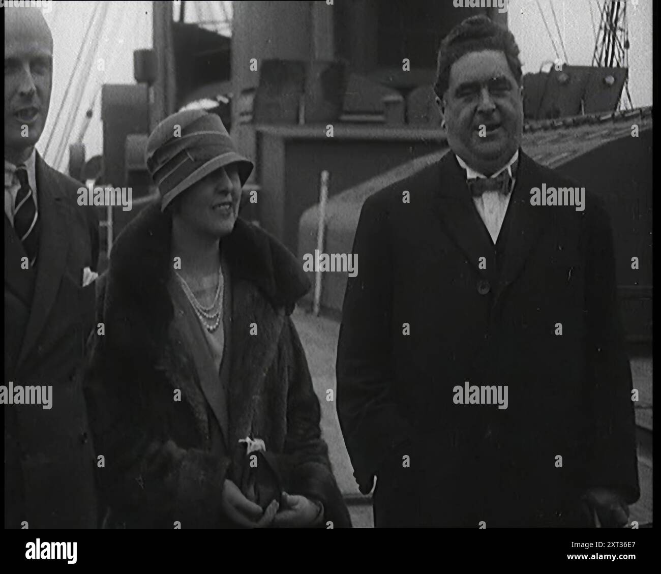 Sir Henry&#xa0;Segrave alias Major Segrave und seine Frau Lady Doris Segrave auf einem Schiff mit einem männlichen Zivilisten, 1927. Segrave und seine Frau kehrten mit dem Schiff nach Großbritannien zurück, nachdem er am 29. März 1927 einen neuen Weltrekord von 203,79 Meilen pro Stunde in Daytona Beach in Florida aufgestellt hatte. Aus "Time to Remember - Fast and Far in the zwanziger Jahre", 1927 (Rolle 1); ein Blick auf die Besessenheit von Geschwindigkeit und Reisen in den späten 1920er Jahren Stockfoto