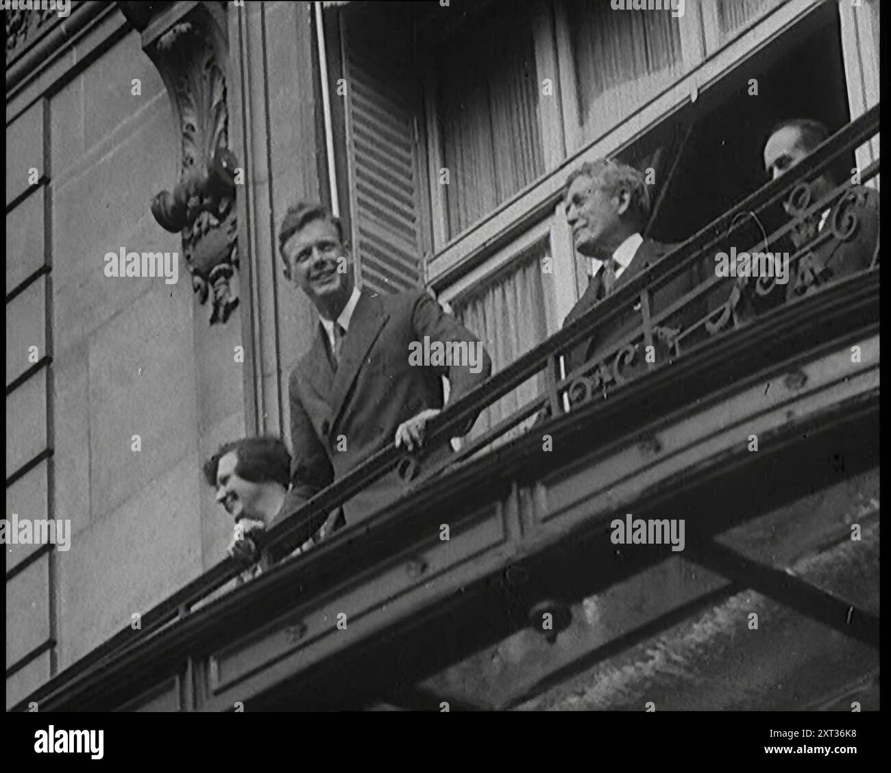 Charles Lindbergh und Anne Morrow Lindbergh auf einem Balkon winkten der Presse und den Menschenmassen, 1927. Der amerikanische Flieger Charles Lindbergh und seine Frau erscheinen auf ihrem Hotelbalkon, nachdem Lindbergh den ersten erfolgreichen Transatlatikflug von New York nach Paris absolviert hatte. Aus "Time to Remember - Fast and Far in the zwanziger Jahre", 1927 (Rolle 3); ein Blick auf die Besessenheit von Geschwindigkeit und Reisen in den späten 1920er Jahren Stockfoto