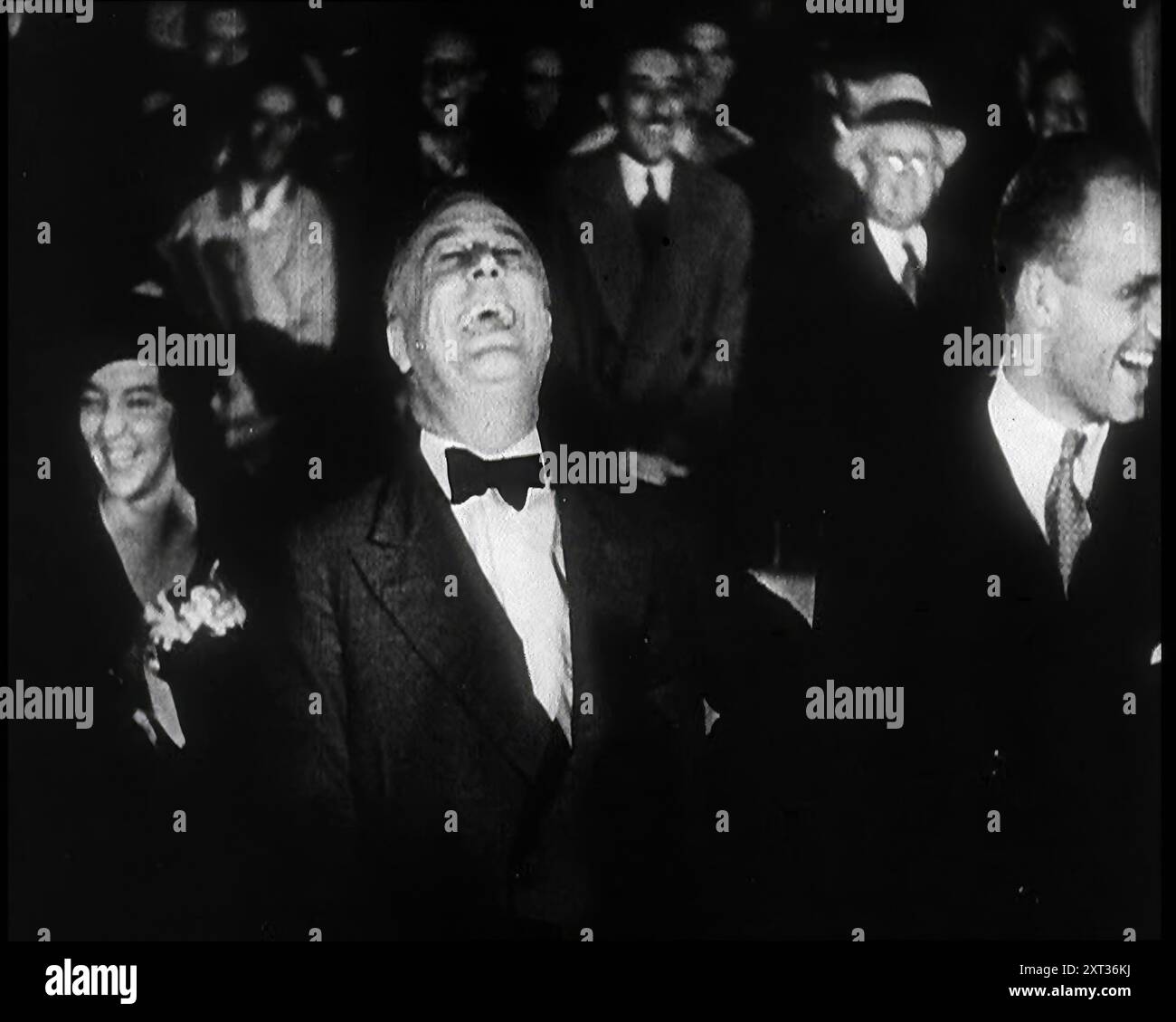 Präsidentschaftskandidat Franklin D Roosevelt hört den Schauspieler will Rogers, der seine Unterstützung für seine Präsidentschaftskampagne 1932 verspricht. USA. Im typischen Stil verspricht will Rodgers seine Unterstützung für den FDR. "Hier heute Abend, Gouverneur, dürfen Sie sich nicht auf Politik beziehen. Sie lassen niemanden über Politik reden, denn dieses Stadion ist Kunst, Sport und äh, allen nützlichen Unternehmen gewidmet. Nicht als Kandidat Roosevelt, sondern als Nachbar Roosevelt von der anderen Seite der Rocky Mountains. Nun, diese Einführung war nicht sehr erzogen, gelernt oder sehr blumig, sondern Re Stockfoto