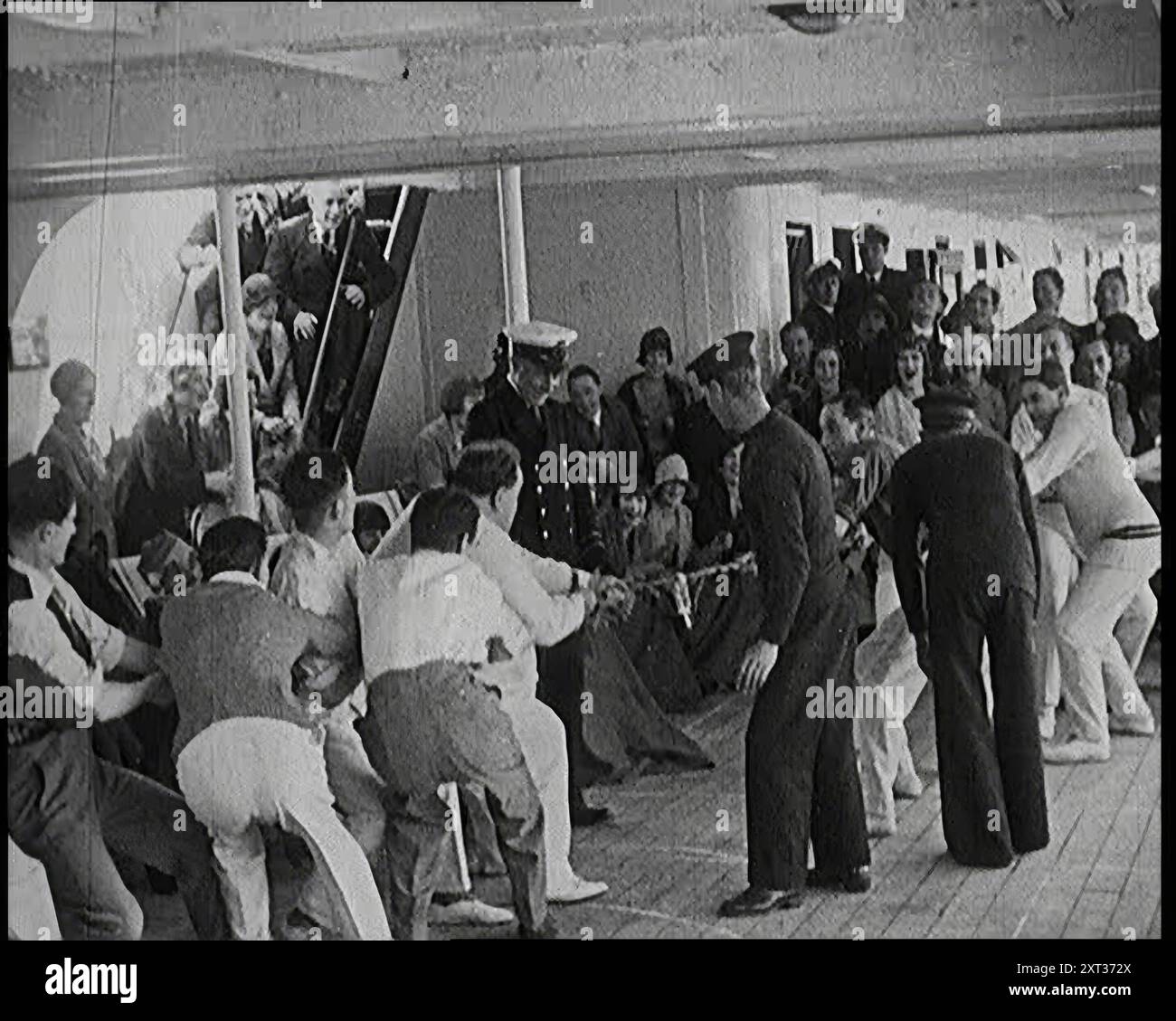 Passagiere auf einem Liner mit einem Tug-of-war-Wettbewerb, 1920er Aus "Time to Remember - Fast and Far in the zwanziger Jahre", 1927 (Rolle 3); ein Blick auf die Besessenheit von Geschwindigkeit und Reisen in den späten 1920er Jahren Stockfoto