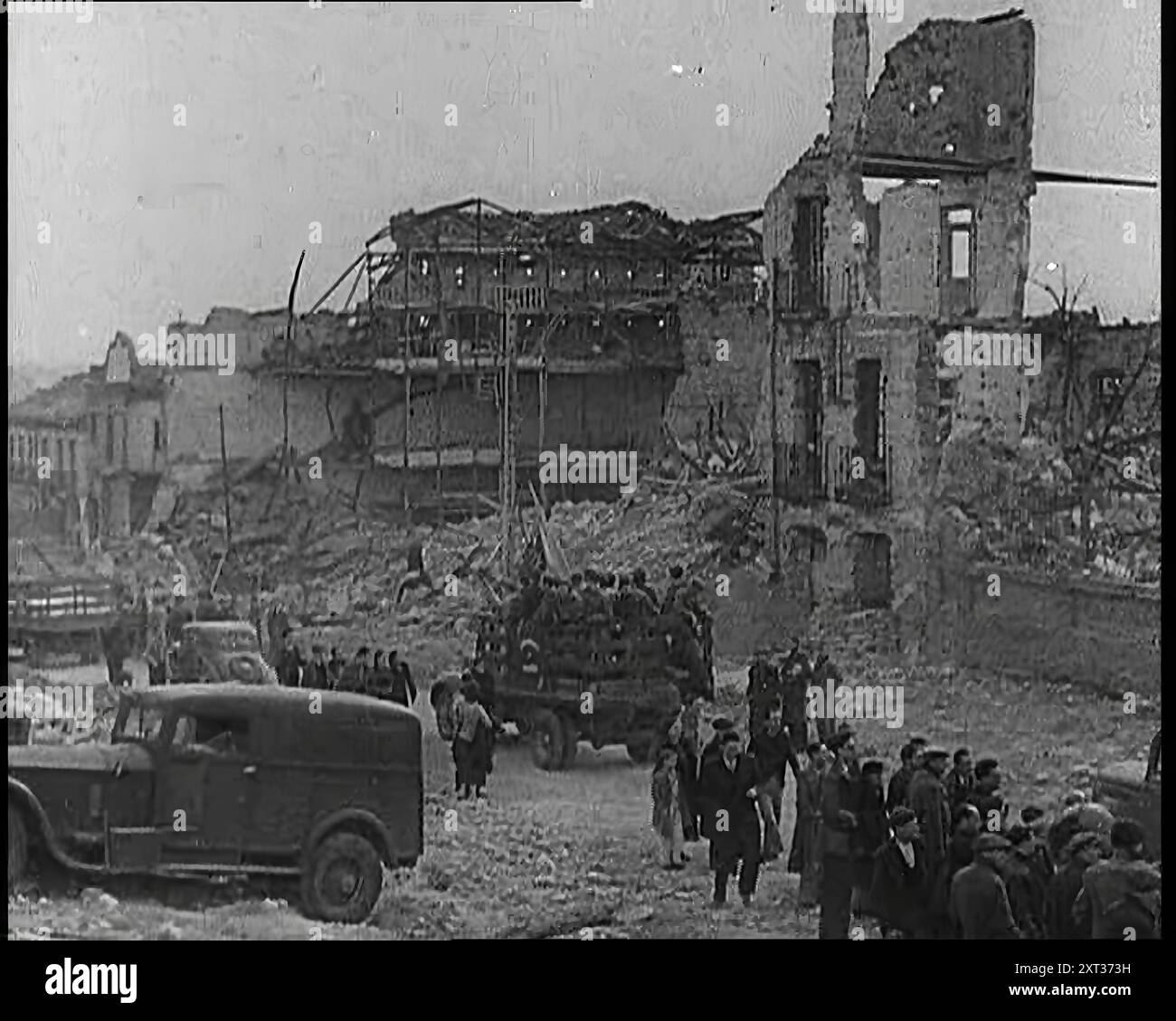 Lastwagen, die Franco treue spanische nationalistische Soldaten durch Madrid transportieren, vorbei an den Überresten zerstörter Gebäude, wie die Zuschauer schauen, 1939. Aus „Time to Remember – The Reluctant Warriors“, 1939 (Reel 1); Dokumentarfilm über Ereignisse von 1939 – Vorbereitungen für den Krieg und dann Feindseligkeiten brechen aus. Stockfoto