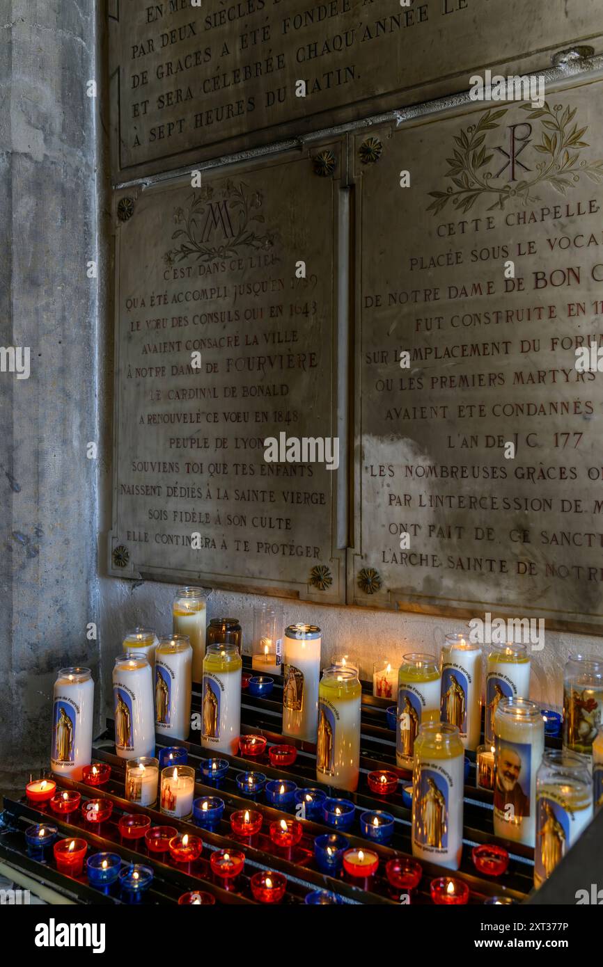 Aufnahmen des Innenraums der Basilique Notre-Dame de Fourvière. Wunderschön dekoriert mit Buntglasfenstern, Mosaiken und vergoldeten Putzarbeiten. Stockfoto