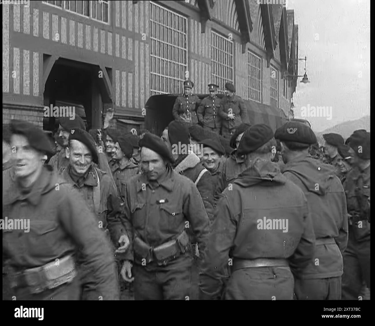 Britische Soldaten, die 1940 von einem Kriegsschiff in Großbritannien aussteigen, nachdem sie in Norwegen gekämpft hatten. Zweiter Weltkrieg. Aus „Time to Remember – Run Rabbit Run“, 1940 („Reel 1“); Dokumentarfilm über Ereignisse in den frühen Monaten des Jahres 1940. Stockfoto