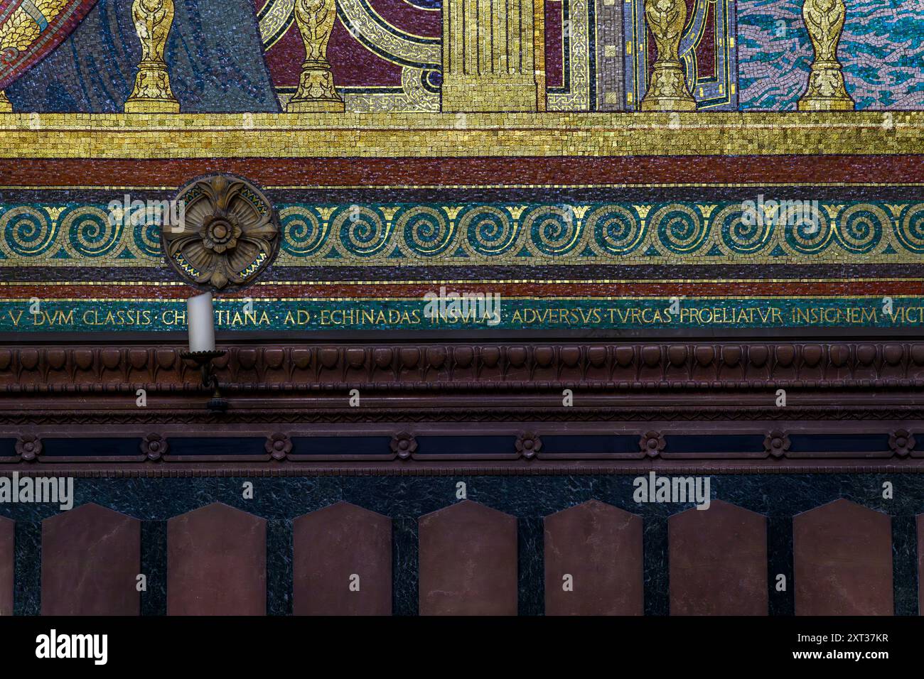 Aufnahmen des Innenraums der Basilique Notre-Dame de Fourvière. Wunderschön dekoriert mit Buntglasfenstern, Mosaiken und vergoldeten Putzarbeiten. Stockfoto