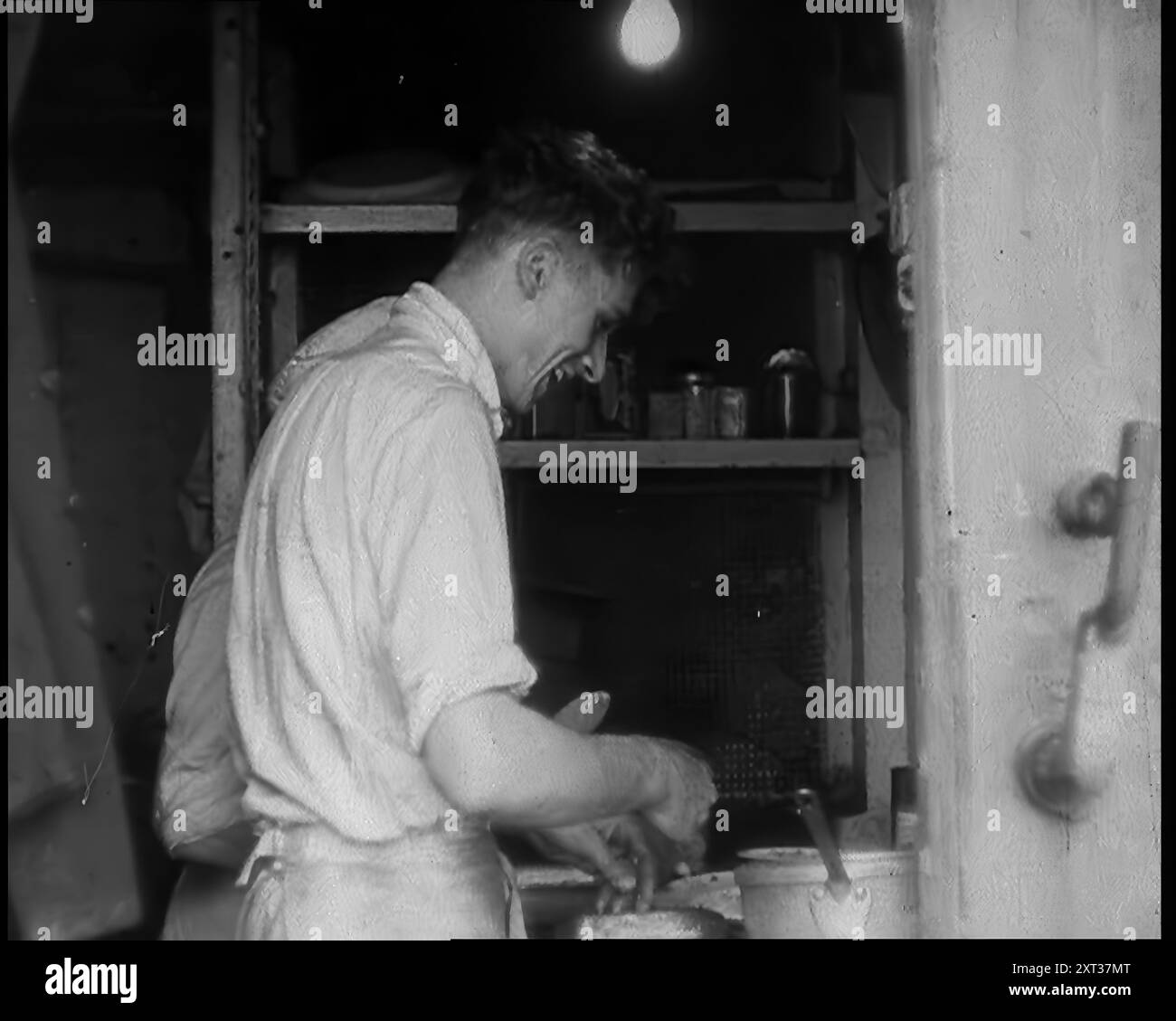 Britische Köche bereiten Nahrung für Soldaten an Bord eines Schiffes vor, das Dunkirk evakuiert, 1940. Zweiter Weltkrieg. Jedes Schiff, voll mit Männern, nimmt Kurs auf England. An Bord gibt die [Royal] Navy ihr Bestes für ihre ungewöhnlichen Gäste. Aus „Time to Remember – Run Rabbit Run“, 1940 („Reel 4“); Dokumentarfilm über Ereignisse in den frühen Monaten des Jahres 1940. Stockfoto