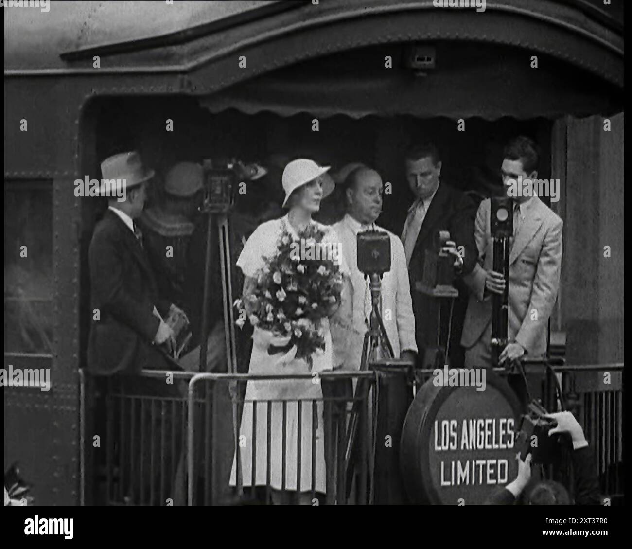Aimee Semple McPherson dirigierte eine Menge in Singing a Hymn, 1930er Aus "Time to Remember - Some People in the Thirties", 1930er Jahre (Reel 4); Dokumentarfilm über die 1930er Jahre, der sich auf berühmte Charaktere dieser Zeit konzentriert. Stockfoto
