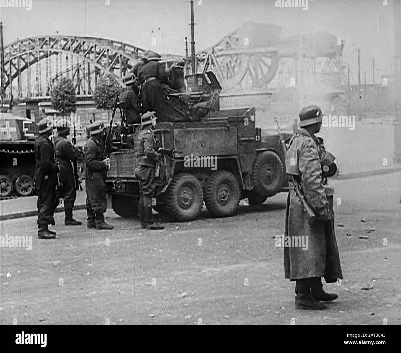 Deutsche Soldaten stehen neben einer LKW-Kanone, 1942. Zweiter Weltkrieg. Jetzt streckten zwei große gepanzerte Tentakel aus. Eine Richtung Kaukasus-Öl, die andere Richtung der Stadt, die den Namen des russischen Führers - Stalingrad" trug. Aus Time to Remember - The End of the Beginning, 1942 ( Reel 2); Dokumentarfilm über Ereignisse von 1942 und Amerikas Eintritt in den Krieg. Stockfoto