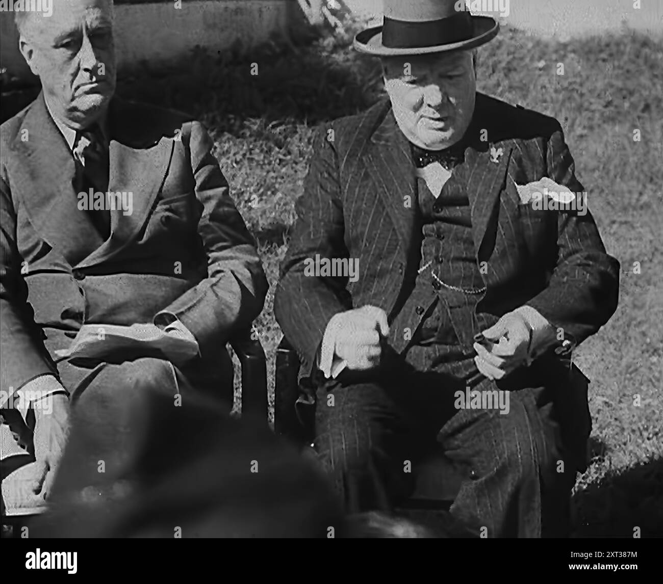 Winston Churchill und Franklin D. Roosevelt im Gespräch mit der Presse, 1943. 1943 (Reel 4); Dokumentarfilm über Ereignisse von 1943, insbesondere die Schlacht am Atlantik. Stockfoto