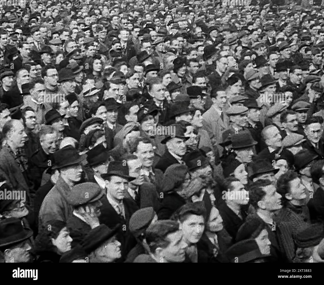 Massen hören Reden auf dem Trafalgar Square, 1942. Großbritannien während des Zweiten Weltkriegs. "Auf Londons Trafalgar Square"... ein leidenschaftliches Treffen mit Anzeichen für starke Gefühle von Millionen. Kämpfen Sie jetzt zurück und entlasten Sie das von der Belagerung betroffene Russland... vielleicht noch nie zuvor in der Geschichte der Welt haben so viele seiner Millionen in Entschlossenheit geeint. Für den Mann auf der Straße, für das Mädchen, das das Ding gemacht hat, das den Krieg gewinnen würde, Opfer, Knappheit und Wirtschaft. Aus „Time to Remember – The End of the Beginning“, 1942 ( Reel 2); Dokumentarfilm über die Ereignisse von 1942 und Stockfoto