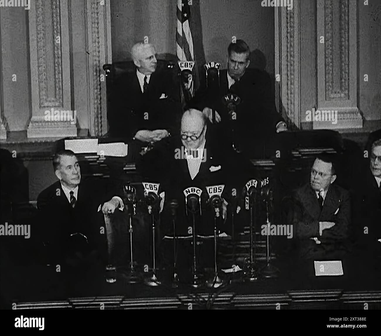 Winston Churchill, der britische Premierminister, sprach vor dem Kongress der Vereinigten Staaten, Washington DC, USA, 1942. Amerika tritt in den Zweiten Weltkrieg ein. "Ich bin so froh, dass ich Ihnen, Mitglieder des Senats und des Repräsentantenhauses, in diesem Moment, in dem Sie in den Krieg eintreten, den Beweis vorlegen kann, dass mit richtigen Waffen und einer ordentlichen Organisation wir sind in der Lage, dem wilden Nazi das Leben zu verprügeln... und schließlich, wenn Sie mir verzeihen, dass ich es gesagt habe, die beste Botschaft von allen - die vereinigten Staaten, wie nie zuvor, haben das Schwert für die Freiheit gezogen und die Scheide weggeworfen." Von Stockfoto