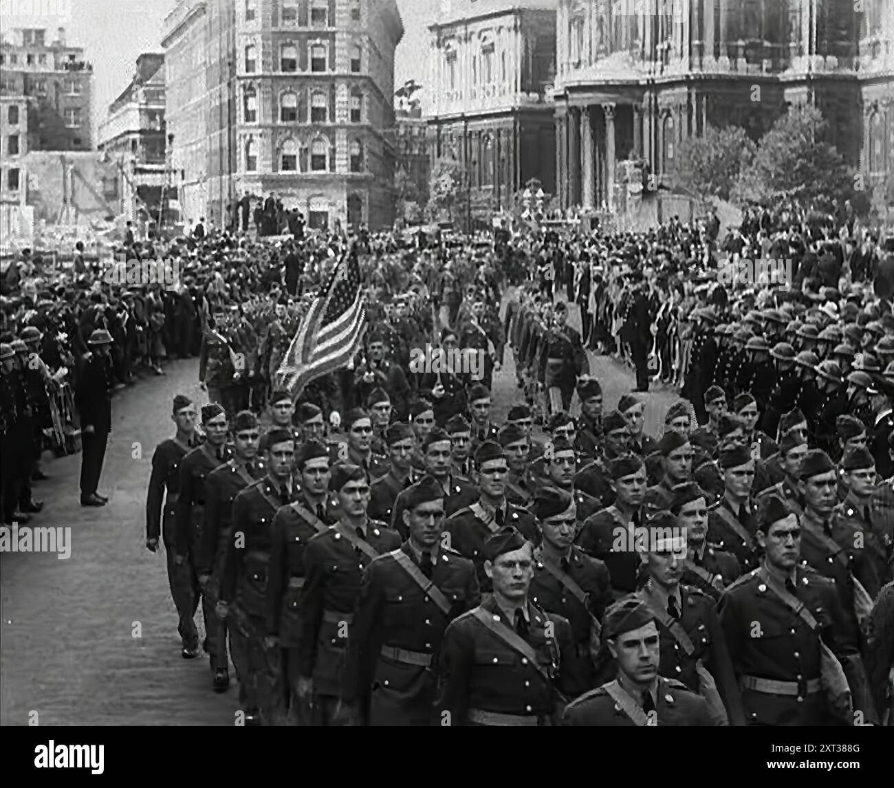 Amerikanische Truppen Marschieren 1942 Durch London. Amerika tritt dem Zweiten Weltkrieg bei. Im Frühjahr marschierten die ersten amerikanischen Einheiten seit 1919 durch Londons Straßen. 1919 wurden sie als Doughboys bezeichnet. Jetzt waren sie GIS, aber genauso willkommen. "Hast du Kaugummi, Kumpel?". Aus „Time to Remember – The End of the Beginning“, 1942 (Reel 1); Dokumentarfilm über Ereignisse von 1942 und Amerikas Eintritt in den Krieg. Stockfoto