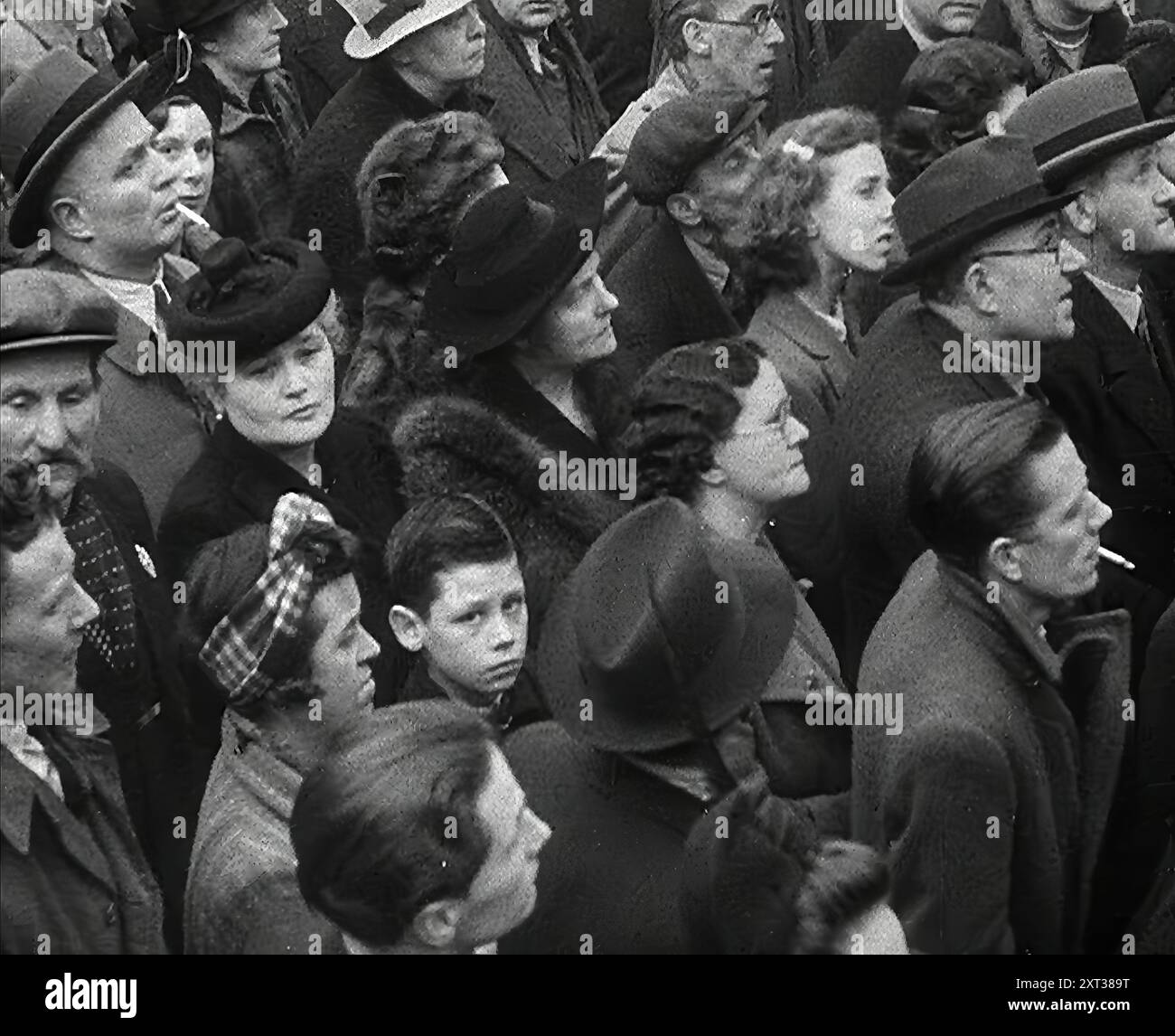 Massen hören Reden auf dem Trafalgar Square, 1942. Großbritannien während des Zweiten Weltkriegs. "Auf Londons Trafalgar Square"... ein leidenschaftliches Treffen mit Anzeichen für starke Gefühle von Millionen. Kämpfen Sie jetzt zurück und entlasten Sie das von der Belagerung betroffene Russland... vielleicht noch nie zuvor in der Geschichte der Welt haben so viele seiner Millionen in Entschlossenheit geeint. Für den Mann auf der Straße, für das Mädchen, das das Ding gemacht hat, das den Krieg gewinnen würde, Opfer, Knappheit und Wirtschaft. Aus „Time to Remember – The End of the Beginning“, 1942 ( Reel 2); Dokumentarfilm über die Ereignisse von 1942 und Stockfoto
