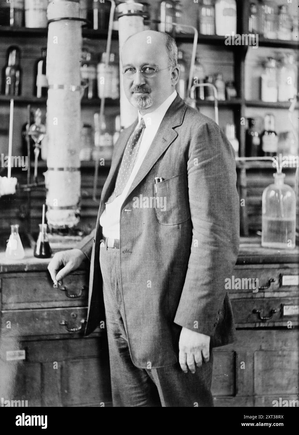 Professor R.H. McKee, zwischen 1910 und 1915. Zeigt Ralph H. McKee, Professor für Chemieingenieurwesen an der Columbia University, der sich auf angewandte organische Chemie spezialisiert hat. Stockfoto