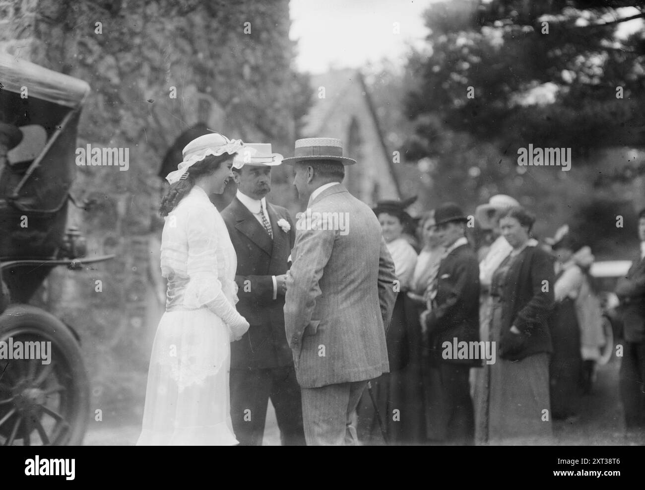 Clarence Mackay und Tochter, 1915. Zeigt den Finanzier Clarence Hungerford Mackay (1874–1938) mit seiner Tochter Katherine bei der Hochzeit von Kathryn N. Steele und F. S. von Stade, die am 26. Juni 1915 in der Advent Church of the Advent in Westbury, Long Island stattfand. Stockfoto