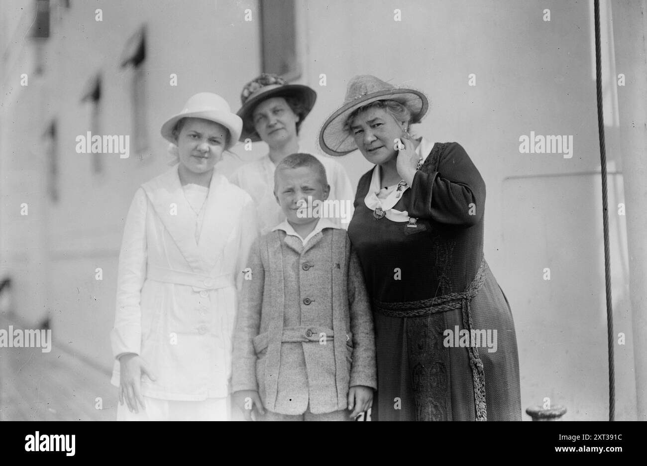 Ernestine Schumann-Heink &amp; Familie ihres Sohnes, 1919. Zeigt die deutsch-amerikanische Opernsängerin Ernestine (RO&#xa8;ssler) Schumann-Heink (1861–1936) mit der Familie ihres Sohnes Ferdinand Schumann-Heink (1893–1958). Abgebildet sind Ferdinands Frau Kaethe (Kate) Schumann-Heink und die Kinderinsel Schumann-Heink sowie Hans Schuman-Heink an Bord der Rotterdam, die im September 1919 in New York ankam. Stockfoto