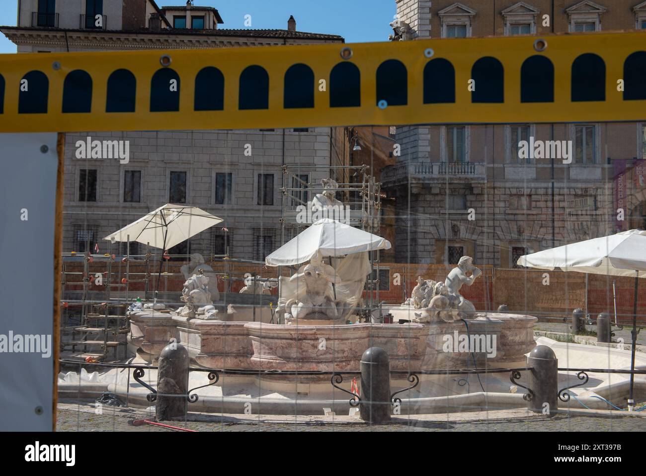 6. August 2024: Rom, Italien: Restaurierung der Berninis Brunnen auf der Piazza Navona. © Andrea Sabbadini Stockfoto